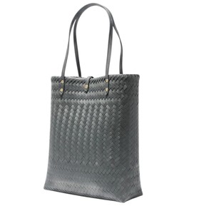 Sac à main chic et minimaliste en plastique tressé noir et sac artisanal pour femme, idéal pour les vacances d'été à la plage - Product Image 2