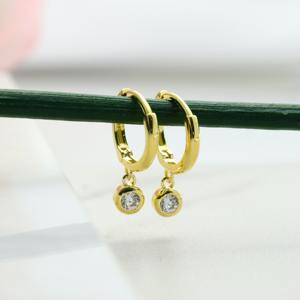 Pendientes de Aro Huggie con Diamantes Cultivados en Laboratorio y Bisel de Oro Sólido de 14K Chapado en Oro, Joyería Minimalista y Elegante para Fiesta, Regalo para Mujer - Product Image 4