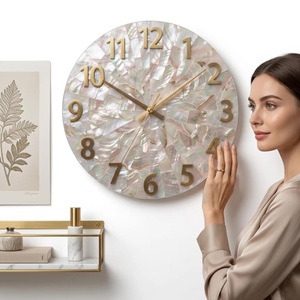 Horloge murale mécanique silencieuse ronde en laiton avec effet nacre pour un design Art Déco glamour pour la décoration du salon - Product Image 4