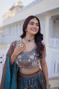 Lehenga Choli de Seda Premium, Completamente Cosido, Bordado con Lentejuelas y Hilos, Dupatta de 3 Metros, Suministro B2B - Product Image 2