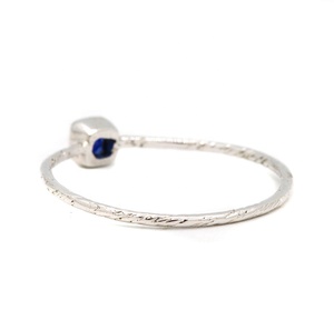 Bague de mariage artisanale en argent sterling 925 avec saphir bleu naturel taille carrée, collection Memoria Jewels, bijoux de fête - Product Image 3