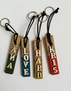 Porte-clés en bois avec composants en métal et en plastique sur le thème de l'accomplissement de soi et de l'autonomisation - Product Image 2