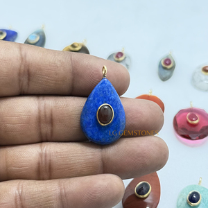 Colgante de Piedra Preciosa Lapislázuli en Forma de Lágrima Chapado en Oro de 18k con Pequeños Dijes de Piedra Doble Cornalina con Bisel - Product Image 1