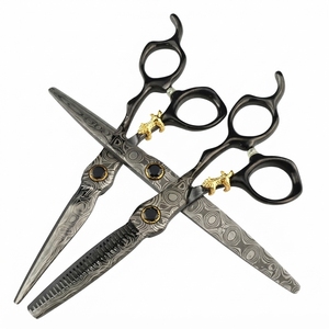 Ciseaux à effiler les cheveux dorés, personnalisés en acier inoxydable avec poignées ornées et bord texturé pour la coiffure en salon - Product Image 6