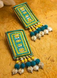 Boucles d'oreilles pendantes vertes faites à la main avec perles et pendentif miroir, idéales pour les fêtes, festivals ou comme cadeau - Product Image 4