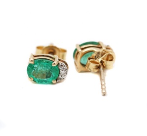 Vente en gros de boucles d'oreilles en or jaune 14 carats avec émeraude ovale naturelle et accent de diamants, Memoria Jewels - Product Image 3