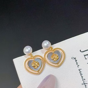 Pendientes de Moda con Forma de Concha y Letra MOM, Regalo para el Día de la Madre, Joyería Elegante con Perlas, Accesorios - Product Image 1