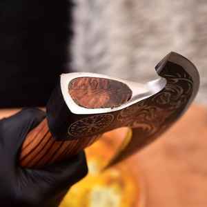 มีดตัดพิซซ่ารูปขวานไวกิ้ง งานแฮนด์เมดเกรดอุตสาหกรรม ด้ามไม้ ทรงขวาน ใช้หั่นพิซซ่า ของขวัญ อุปกรณ์กลางแจ้ง พร้อมปลอก - Product Image 5