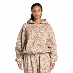 Conjunto Deportivo de Dos Piezas Unisex con Sudadera Holgada con Estampado de Leopardo y Pantalones Deportivos a Juego - Product Image 1