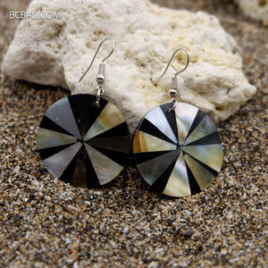 Boucles d'oreilles pendantes en résine Vintage faites à la main de haute qualité de Bali bijoux en coquille à la mode uniques pour cadeau - Product Image 3