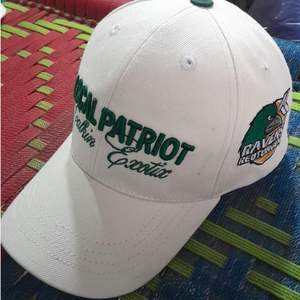 Casquette de baseball blanche avec inscription verte brodée sur le devant et un logo sur le côté - Product Image 1