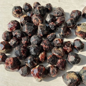 Pierre brute de grenat naturel, spécimen minéral brut, cristal naturel, pierre de guérison, décoration intérieure, méditation spirituelle - Product Image 6