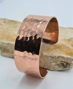 กำไลข้อมือทองแดงตอกลายแบบมินิมอล - Product Image 2