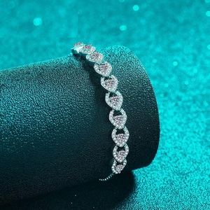 Bracelet Cœur en Moissanite Couleur D, Testée comme un Diamant Brillant, pour Mariage, Bijoux Fins - Product Image 1