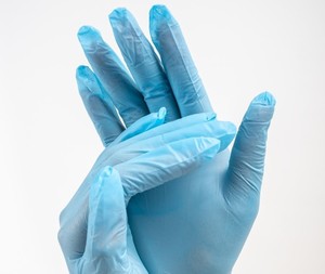 ถุงมือไนไตรล์แบบใช้แล้วทิ้ง Ansell 92-670 ป้องกันไฟฟ้าสถิตย์ กันน้ำ พร้อมขอบยางเพื่อการยึดเกาะที่มั่นคง ป้องกันสารเคมีกระเซ็นได้ดี - Product Image 4