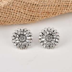 Pendientes de Botón de Cristal Plateado Meera Jaipur, Accesorios de Moda - Product Image 2