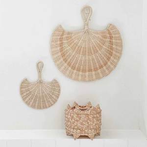 Decoración de pared hecha a mano, abanicos de ratán sostenibles, piezas de arte colgantes, mejor precio, abanicos artesanales al por mayor - Product Image 4