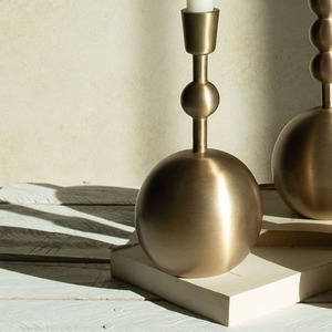 Juego de tres elegantes candelabros de metal dorado con bases esféricas y detalles para decoración del hogar y bodas - Product Image 3