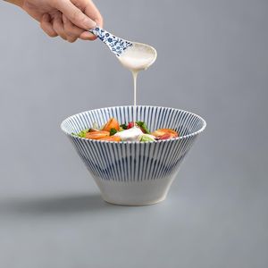 ชามเซรามิกวินเทจสำหรับเสิร์ฟสลัดพร้อมช้อน ชามเซรามิกสไตล์เรโทรญี่ปุ่นดีไซน์ลายเคลือบใต้ผิวแบบไม่สม่ำเสมอ โดย UO INDIA - Product Image 1