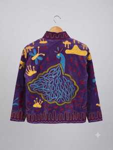 Chaqueta CHOHAN TEXTILE de terciopelo bordado morado con cuello mandarín, manga larga, diseño étnico folclórico de arte popular de la India, estilo Rajasthan. - Product Image 2