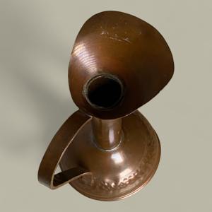 Carafe en cuivre vintage de qualité supérieure avec col étroit et base large, idéale pour un usage décoratif et fonctionnel, provenant d'Inde. - Product Image 2