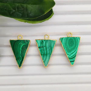 Pendentif triangulaire en malachite électroplaqué, malachite naturelle 20x15mm, plaqué or, fait main, connecteur pour la fabrication de bijoux - Product Image 1