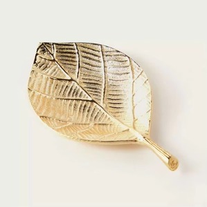 Plateau de service en forme de feuille pour fruits, idéal pour la maison et l'hôtel, plateau en aluminium artisanal, vente en gros, décoration de luxe pour hôtels et mariages - Product Image 2