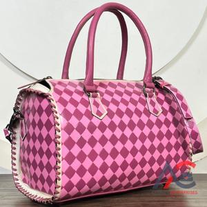 Bolsos cruzados de cuero hechos a mano para mujer, con diseño a cuadros, de gran capacidad, estilo diseñador, para uso diario y viajes. - Product Image 1