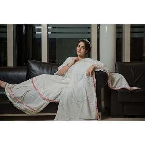 Ensemble de costume en satin blanc charismatique avec détails Gotta, disponible en taille XS - Product Image 1