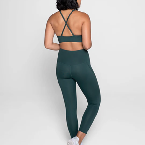 Ensemble de yoga personnalisé OEM pour femmes : Tenue de sport verte 2 pièces avec leggings taille haute et soutien-gorge pour l'entraînement - Product Image 2
