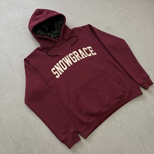เสื้อฮู้ดผู้ชายสีแดงเลือดหมู Snowgrace ผ้าฟลีซคอตตอนลำลองสำหรับฤดูหนาว มีโลโก้ด้านหน้า ดีไซน์กระเป๋าเสื้อ ทรงปกติ - Product Image 4