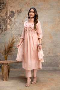 Ensemble de costume élégant pour femmes en coton soyeux rose blush avec kurta brodée, pantalon assorti et dupatta léger - Product Image 2