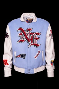 เสื้อแจ็คเก็ตวาร์ซิตี้ New England Patriots ผ้าขนสัตว์และหนังสไตล์อังกฤษโบราณ สีฟ้าอ่อนขาว - Product Image 1
