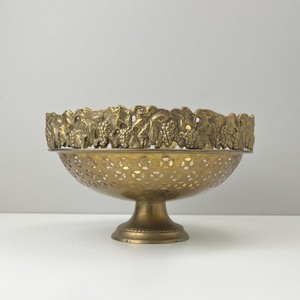 Cuenco de latón de gran venta que brilla como un recuerdo tradicional colocado con orgullo en la mesa de comedor. - Product Image 1