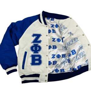 Chaqueta Bomber Blanca y Azul Zeta Phi Beta con Forro Personalizado, Bordado Chenille, para Mujer, Estilo Universitario Griego, con Botones a Presión, Prenda Premium - Product Image 2