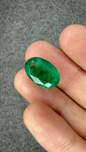 Émeraude naturelle zambienne de 9,43 carats, taille ovale, pierre précieuse vert vif, idéale pour les bagues, pendentifs, colliers et boucles d'oreilles de luxe. - Product Image 2