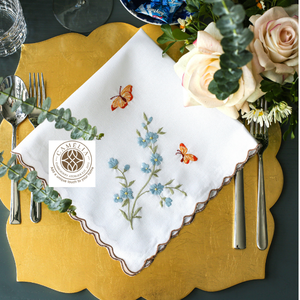Flores y mariposas bordadas sobre lino suave, que añaden un toque botánico ligero a las comidas y reuniones cotidianas. - Product Image 1