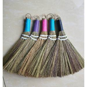 Balai à herbe d'intérieur de 40 pouces avec manche en bambou pour le nettoyage des sols - Outil de balayage artisanal unique - Product Image 3