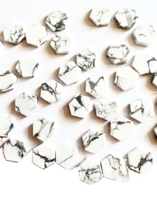 100% cabujón de piedra plana de howlita blanca Natural, gemas Vivaaz superiores, venta al por mayor a granel, hexágono tratado térmicamente certificado IGI para joyería - Product Image 2