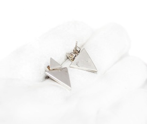 Vente en gros de boucles d'oreilles à clous géométriques en argent sterling 925, double triangle brossé, Memoria Jewels - Product Image 4