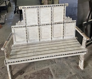 ชุดโซฟารอยัลเฮอริเทจพร้อมโครงแกะสลักตกแต่ง พนักพิงรองรับหลังอย่างดี และที่นั่งกว้างขวาง ออกแบบมาเพื่อเสริมสร้างความสวยงามภายใน - Product Image 2