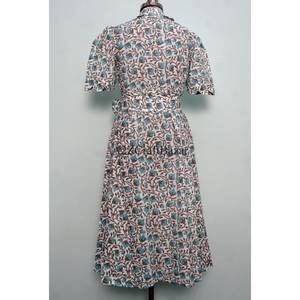 Robe midi florale Kangura pour femme, 100 % coton écologique, style Kangura, col en V, manches courtes, boutons décoratifs, lavable. - Product Image 6