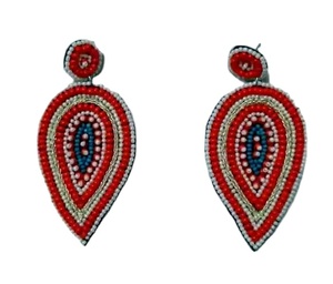 Pendientes con Bordado de Hojas y Diseño de Cuentas de Arroz, Hechos a Mano con Cuentas de Vidrio Bordadas por MD HANDICRAFTS - Product Image 1