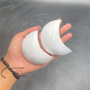 Ágata de Nieve Natural, Forma de Luna Creciente Blanca, Gema Tallada, Cristal Pulido con Tono Lechoso Suave, Tamaño 8 cm - Product Image 3