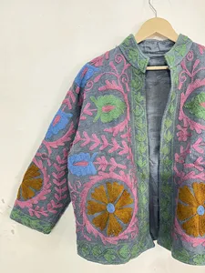 Chaqueta Bohemia para Mujer con Bordado Suzani, Chaqueta Corta de Algodón Gris Hecha a Mano con Diseño Floral Multicolor - Product Image 2