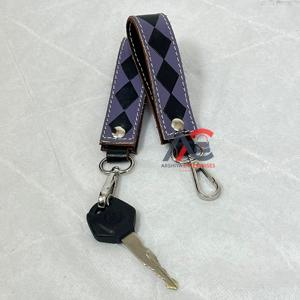 พวงกุญแจหนังวัวลายตารางเก๋ไก๋รุ่นใหม่ปี 2026 พร้อมตัวล็อคโลหะ ดีไซน์เก๋  สามารถสลักชื่อได้ เหมาะสำหรับผู้ชายและผู้หญิง - Product Image 1