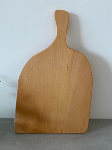 Tabla de cortar de madera con asa, tabla de servir de madera natural maciza con acabado pulido liso para preparación de alimentos y servicio en la cocina - Product Image 5