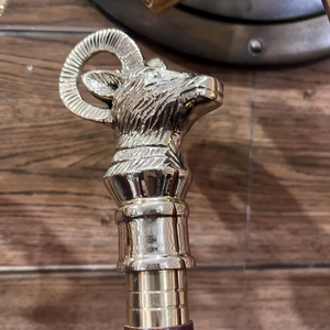 Bâtons de marche rustiques modernes en bois naturel écologique avec poignée en laiton poli, idéaux pour les cadeaux - Product Image 1