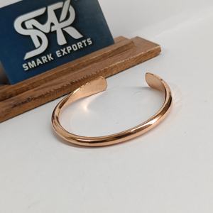 Brazalete Minimalista de Cobre Liso, Artesanía en Metal, Ajustable, Abierto, Acabado Antiguo/Pulido, Tradicional, Hecho a Mano, Ligero, Clásico - Product Image 6