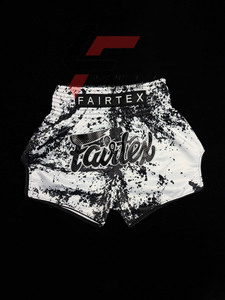 กางเกงมวยไทย Fairtex คุณภาพพรีเมียมแบบขายส่ง ปรับแต่งได้ พร้อมการเย็บคุณภาพดีเยี่ยม และลายพิมพ์แบบ Sublimated สำหรับการต่อสู้ระดับมืออาชีพ - Product Image 1